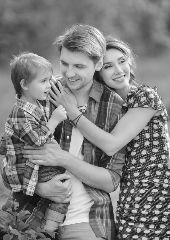 Familia feliz en blanco y negro