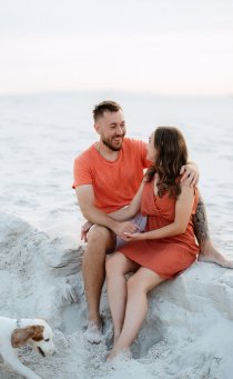 Familia feliz en la playa