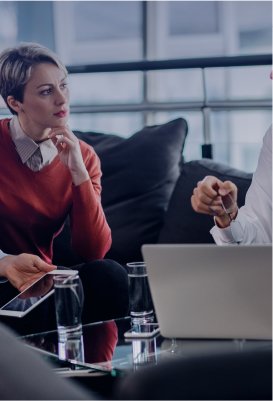 Mujer en reunion corporativa